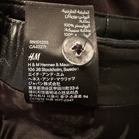 H&M Gorgeous textured faux leather mini skirt. Perfect paired with bodysuit. - Picture 5 of 6